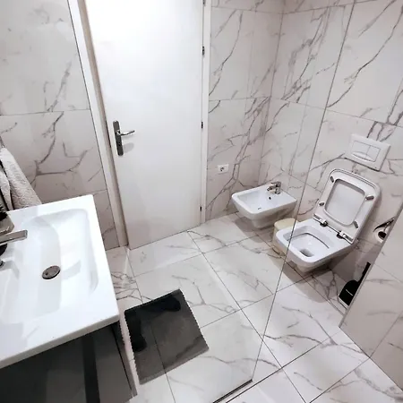 Cozy Great Location شقة *